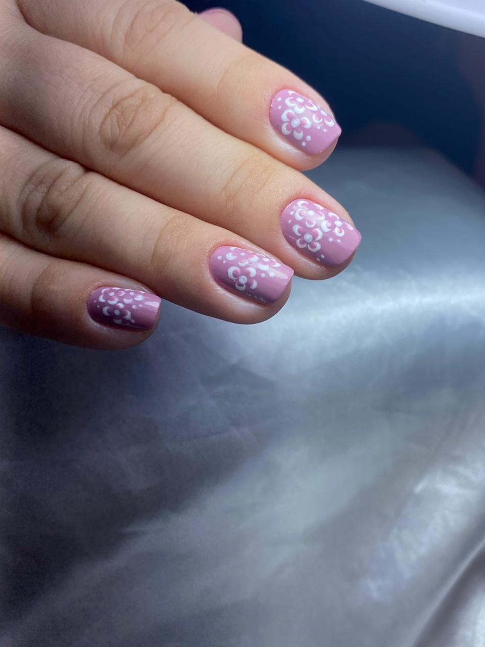 Manicure com decoração feita à mão